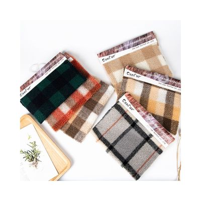 La lana di agnello Jacquard multi-colore 100% poliestere personalizzata per la produzione di abiti invernali