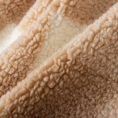 La lana di agnello Jacquard multi-colore 100% poliestere personalizzata per la produzione di abiti invernali