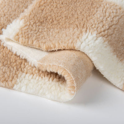 Tessuto di velluto Sherpa 100% in poliestere plagiato per abbigliamento