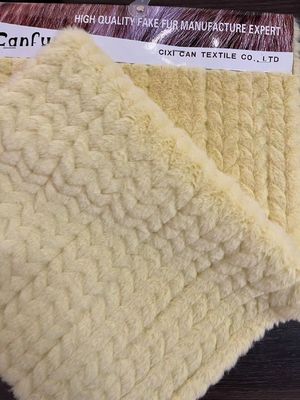 Tissu di pelliccia corta pelliccia finta morbida per cappotto giocattolo Conteggio di filati di contatto Lunghezza 60cm Colore grigio